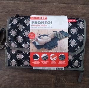 Skip Hop pronto changing station